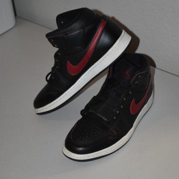 Jordan 1s Mids Black Team Red Retro